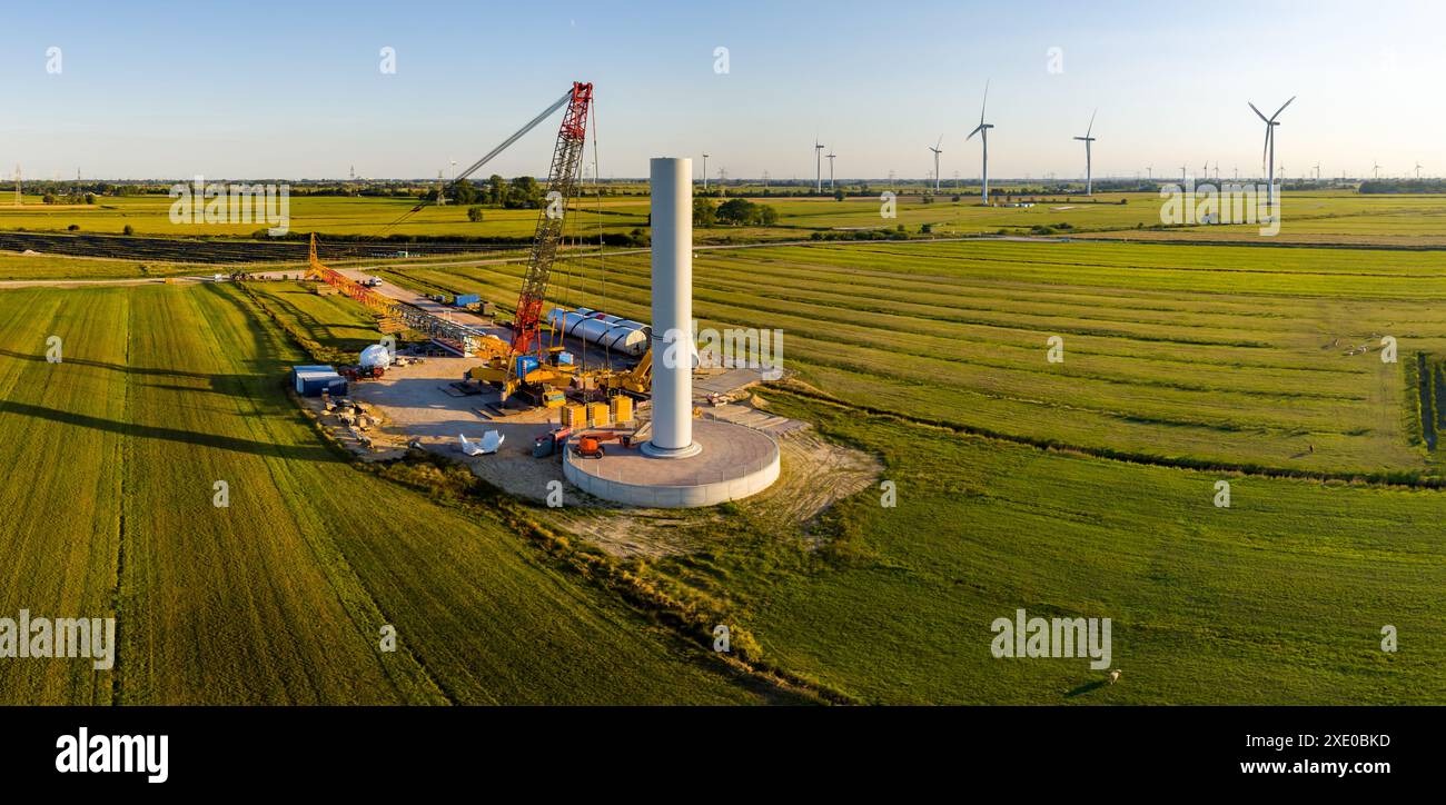 Drohnenansicht der Baustelle einer modernen Windkraftanlage in der Anlaufphase. Stockfoto