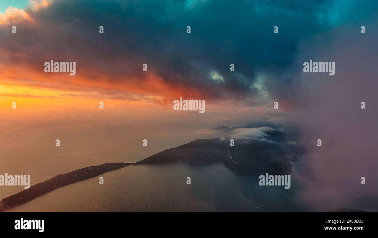 Dramatische Sonnenuntergangswolken über dem Meer Stockfoto