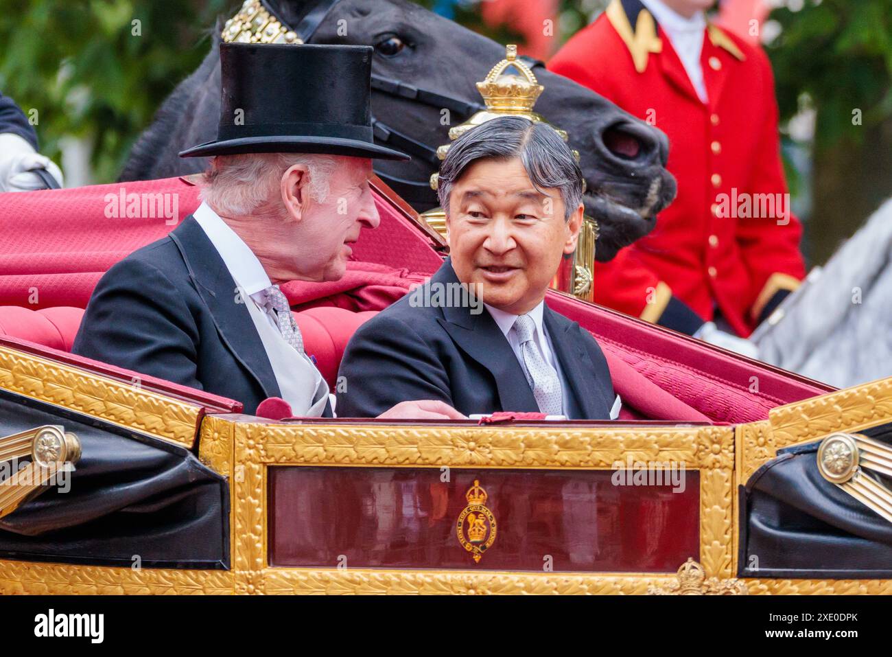 The Mall, London, Großbritannien. Juni 2024. Ihre Majesties, König Karl III. Und Kaiser Naruhito von Japan, fahren 1902 in der State Landau für die Kutschprozession entlang der Mall, nachdem sie bei einem Besuch des japanischen Bundesstaates in Großbritannien offiziell bei der Horse Guards Parade begrüßt wurden. Quelle: Amanda Rose/Alamy Live News Stockfoto