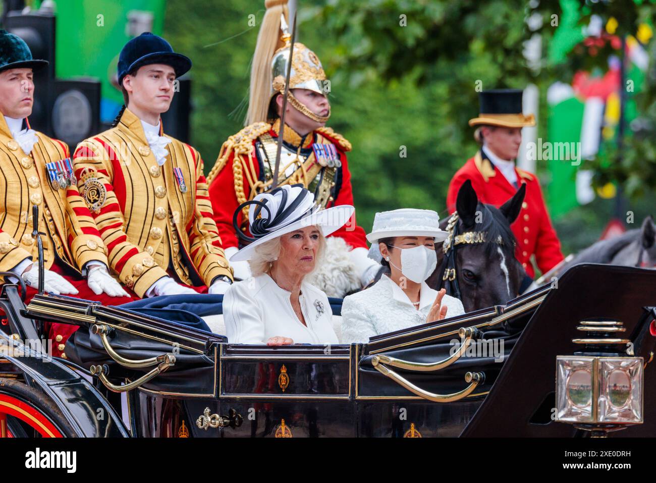 The Mall, London, Großbritannien. Juni 2024. Ihre Majestäten, Königin Camila und Kaiserin Masako von Japan, fahren in der halbstaatlichen Landau für die Kutschenprozession entlang der Mall, nachdem sie bei einem Besuch des japanischen Bundesstaates in Großbritannien offiziell bei der Horse Guards Parade begrüßt wurden. Quelle: Amanda Rose/Alamy Live News Stockfoto