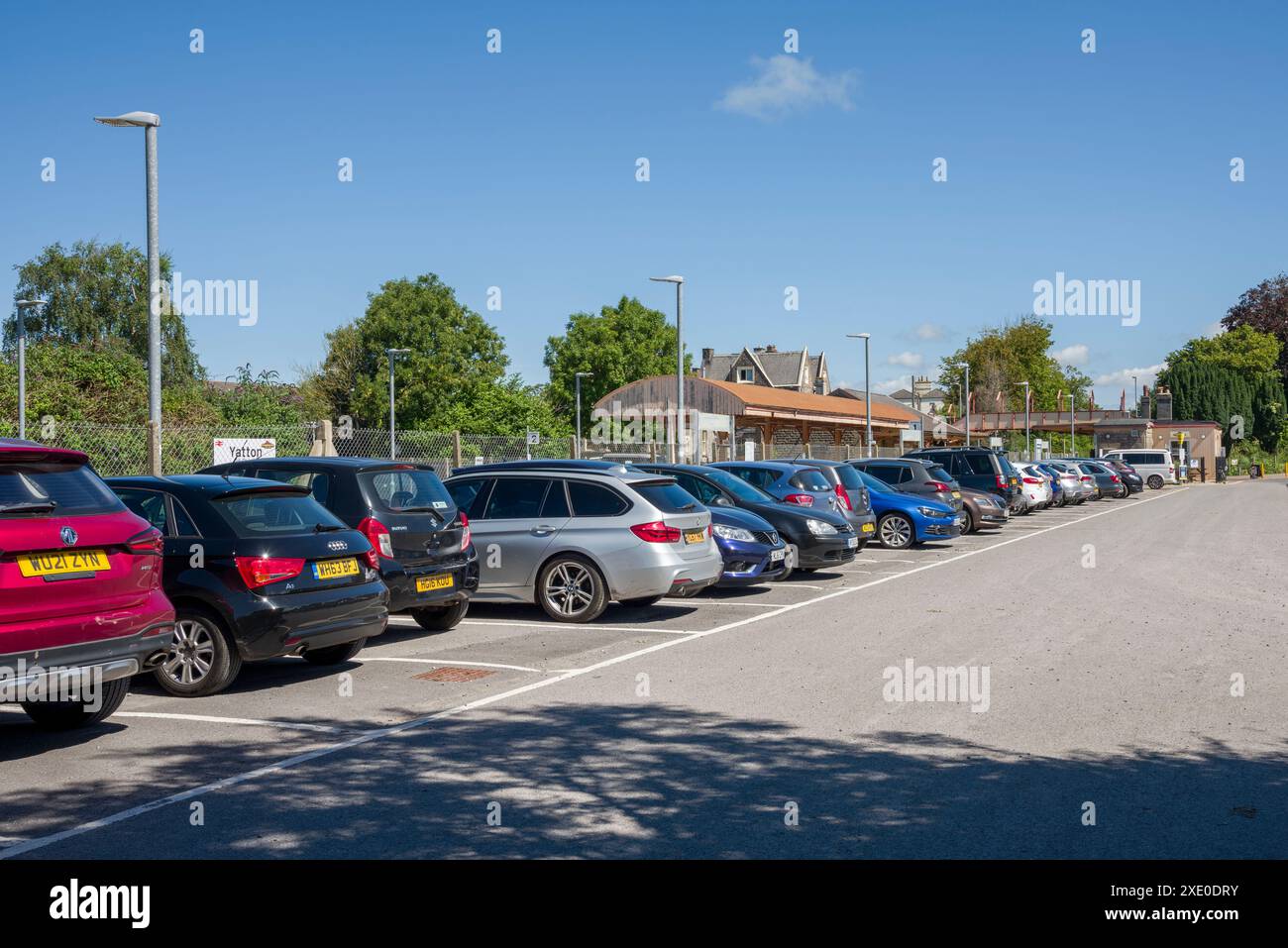 Der Parkplatz am Bahnhof Yatton an der Bahnstrecke Bristol-Exeter, North Somerset, England. Stockfoto