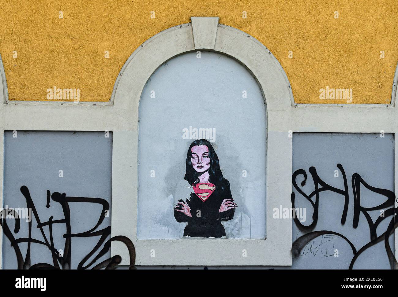 Street Art Porträt von Morticia Addams, Figur der berühmten Serie The Addams Family, von Lediesis an einer Wand in der Gegend von Navigli, Mailand, Italien Stockfoto