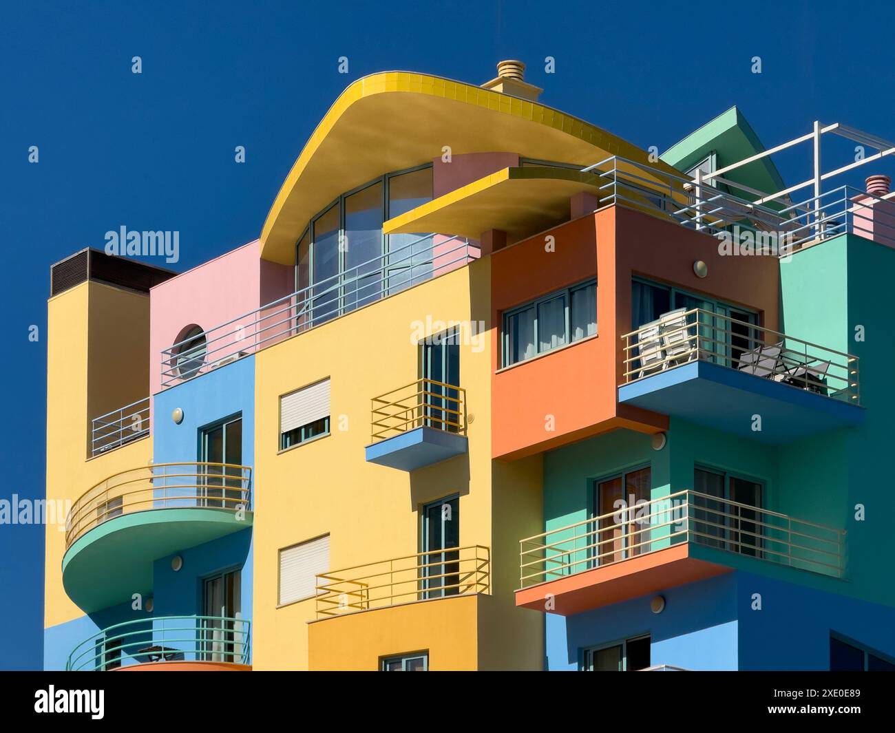 Farbenfrohe moderne Architektur - Apartments am Strand in Albufeira an der Algarve, Portugal. Stockfoto