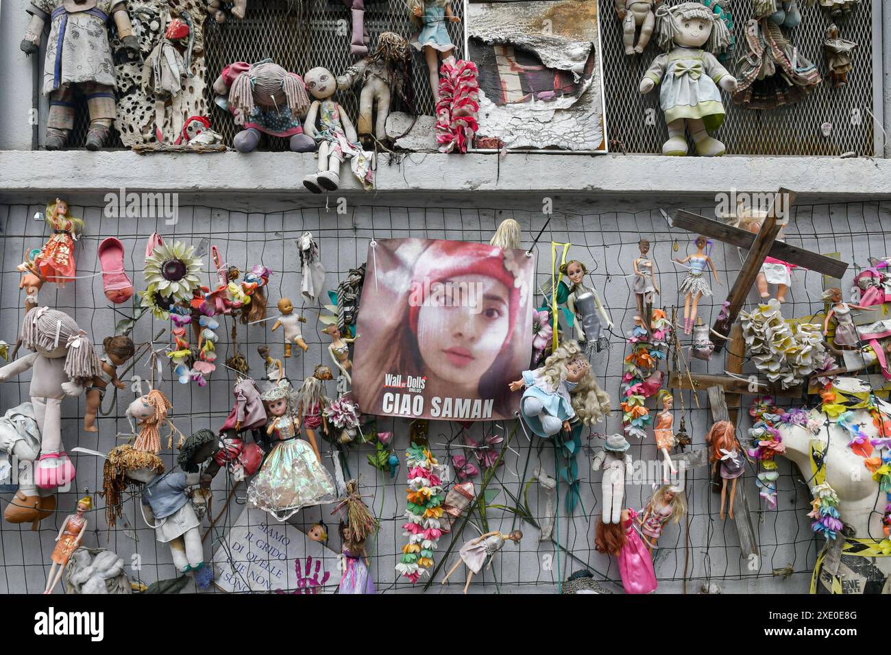 Wall of Dolls, eine künstlerische Installation, wurde zu einem Symbol gegen Feminizide und Gewalt gegen Frauen in der zentralen Via de Amicis in Mailand, Italien Stockfoto
