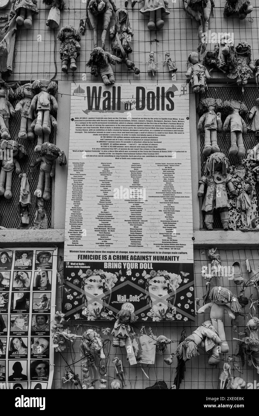 Wall of Dolls, eine künstlerische Installation, wurde zu einem Symbol gegen Feminizide und Gewalt gegen Frauen in der zentralen Via de Amicis in Mailand, Italien Stockfoto