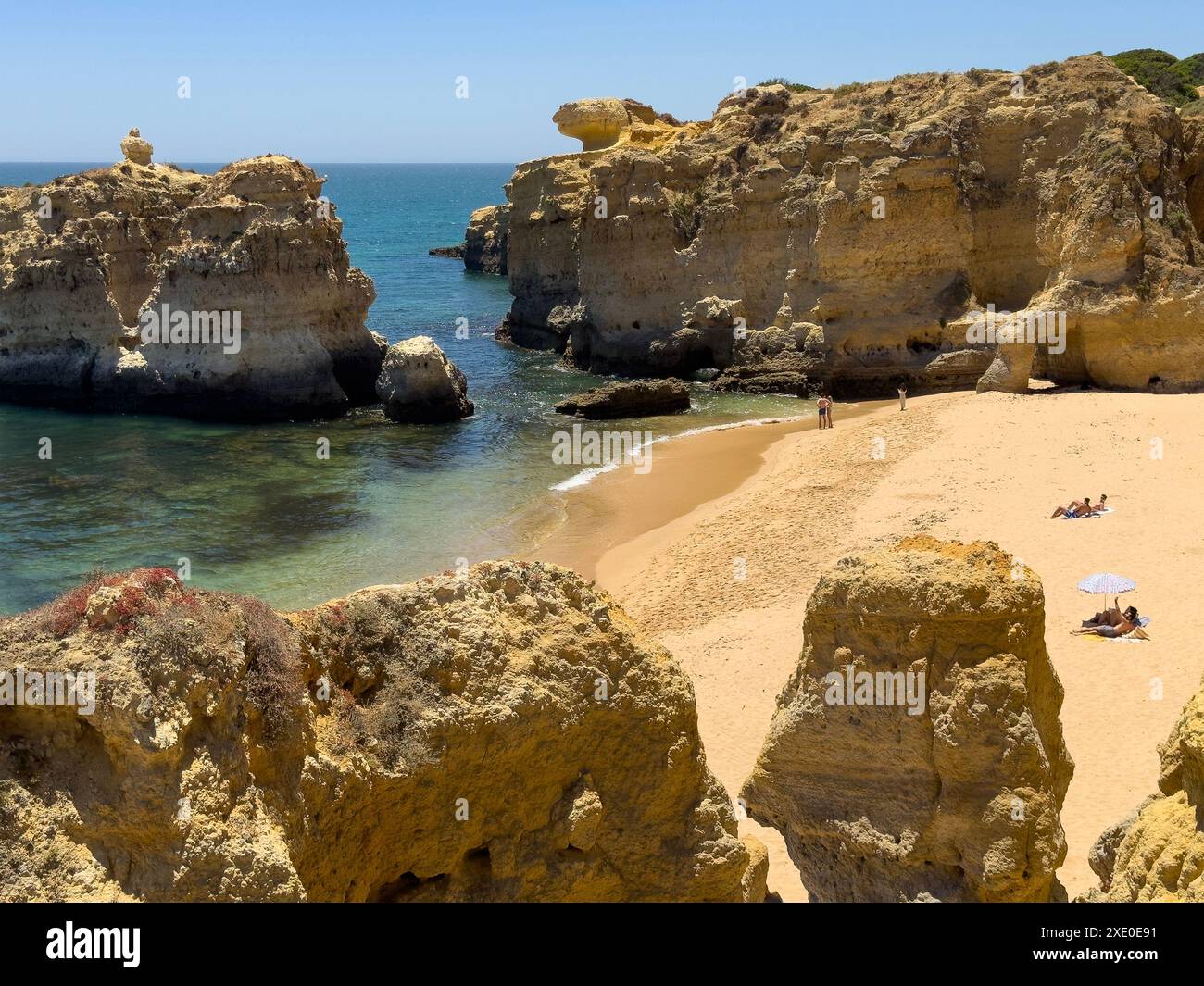 Teil des Strandes St. Raphiell in der Nähe von Albufeira in der Algave im Süden Portugals. Stockfoto Teil des Strandes St. Raphiell in der Nähe von Albufeira in der Algave im Süden Portugals. Stockfoto