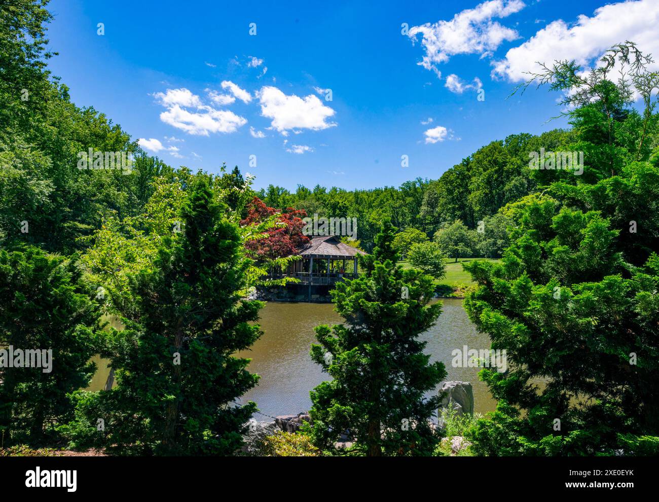 Landschaftlich gestalteter Park um einen See herum Stockfoto