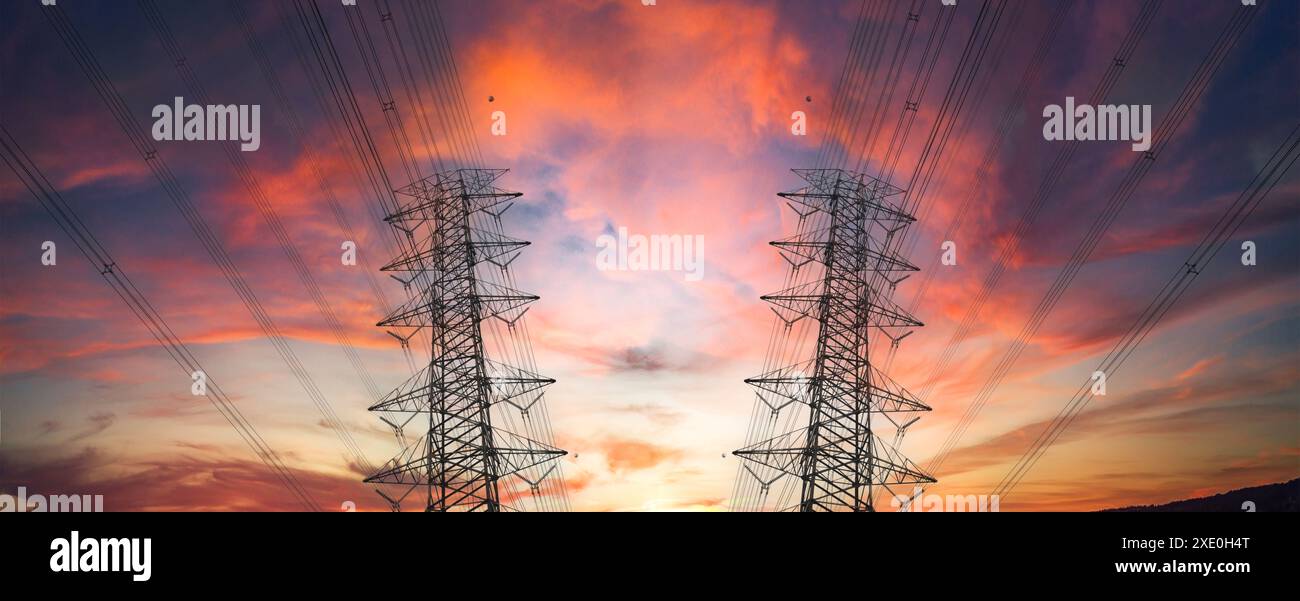 Panorama Silhouette Straßenlaterne, Elektromast und Hochspannungsmast. Hochspannungs-Übertragungsmast vor dem Hintergrund der Morgensonne. Stockfoto