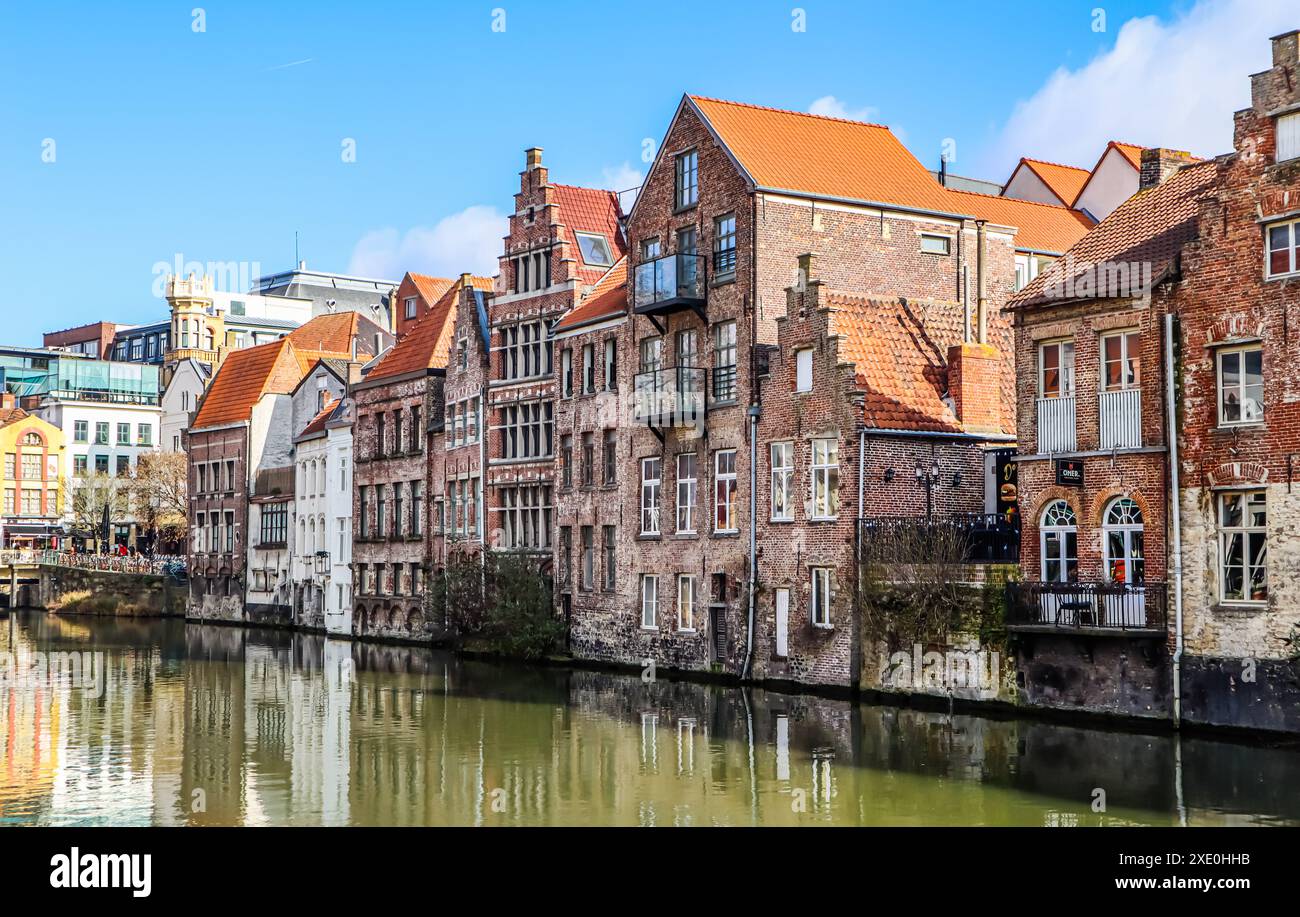 Der Fluss und die mittelalterlichen Häuser von Gent, einer Stadt in der flämischen Region Belgiens. Reisekonzept Stockfoto