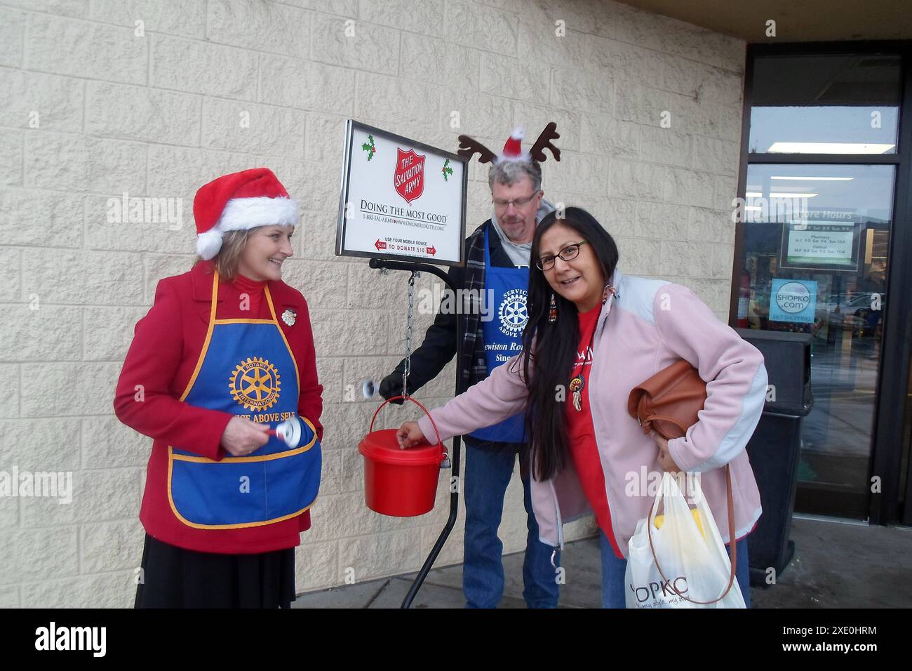 Lewiston . Bundesstaat Idaho. USA  Frauenspende an Helfer der Heilsarmee, damit slavatio-Armee unglückliche Familien versorgt, um weihnachten am 20. Dezember 2014 zu feiern. Foto: Francis Joseph Dean/Deanpictures Stockfoto