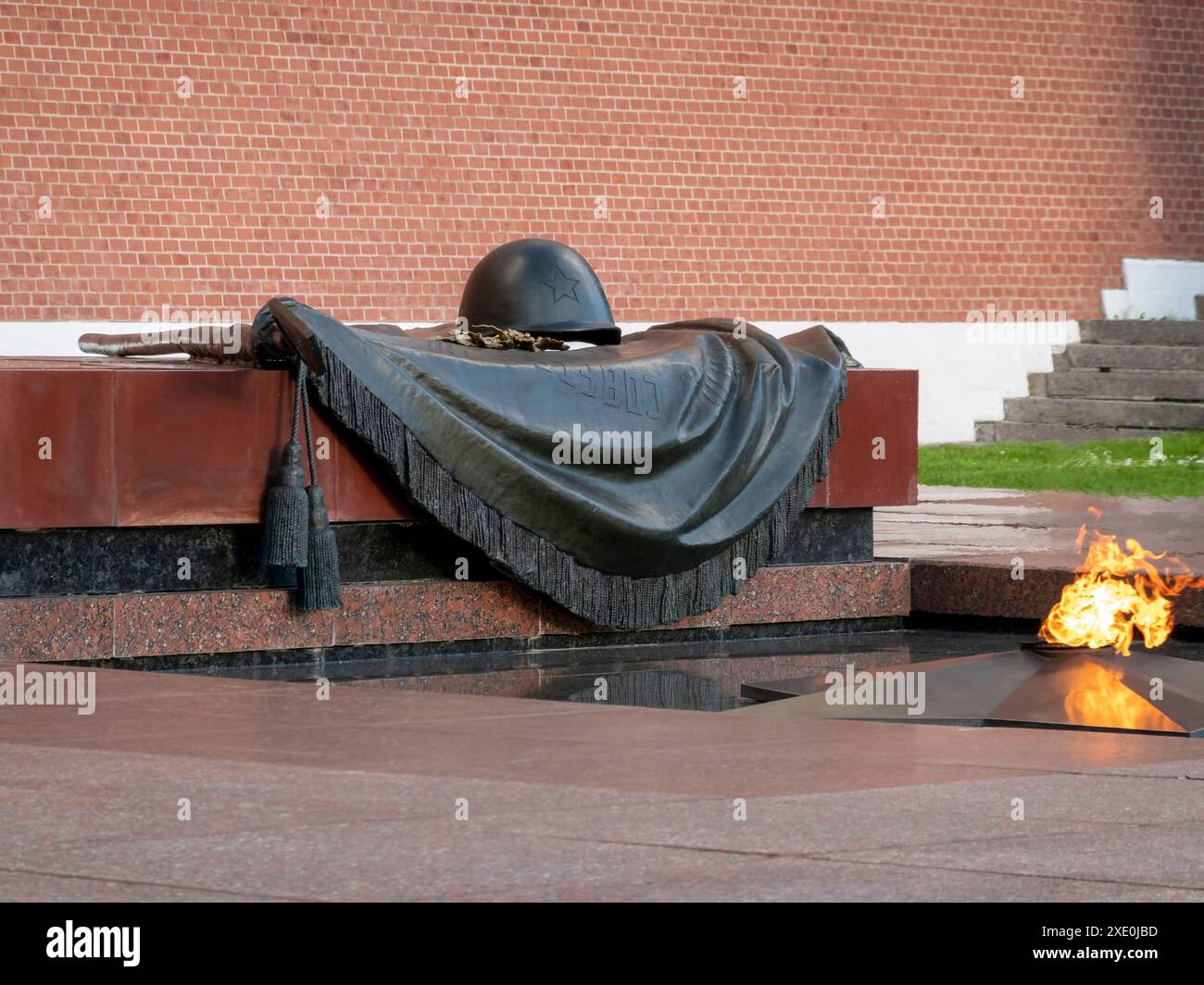 MOSKAU RUSSLAND - 20. APRIL: Das Militär steht zu Ehren des Grabes des unbekannten Soldaten und der Ewigen Flamme in der Wachbox Stockfoto