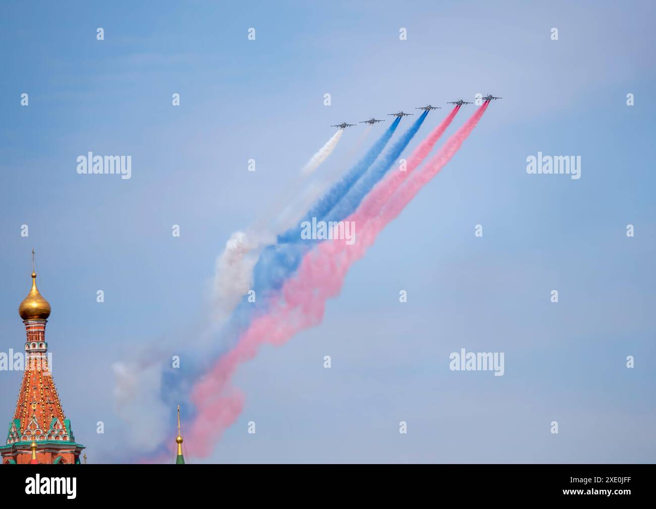 MOSKAU, RUSSLAND - 7. MAI 2022 Avia Parade in Moskau. Gruppe russischer Kämpfer Sukhoi Su-25 mit gemalter russischer Flagge am Himmel Stockfoto