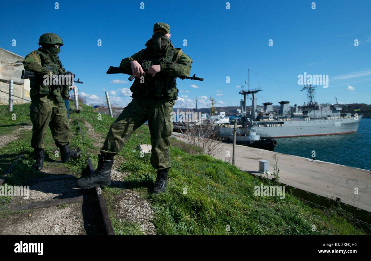 FILE - Russian soldiers guard a pier where two Ukrainian naval vessels are moored, in Sevastopol, Ukraine, on Wednesday, March 5, 2014. Europe's top human rights court ruled Tuesday, June 25, 2024, that Russia was responsible for a string of human rights violations in Crimea since overrunning and later illegally annexing the Black Sea peninsula in 2014. (AP Photo, File) Stockfoto
