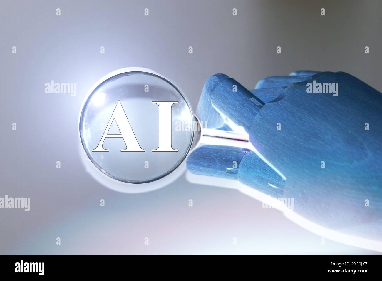 Roboterhand, die eine Lupe mit den Buchstaben „AI“ hält, was künstliche Intelligenz bedeutet. Stockfoto