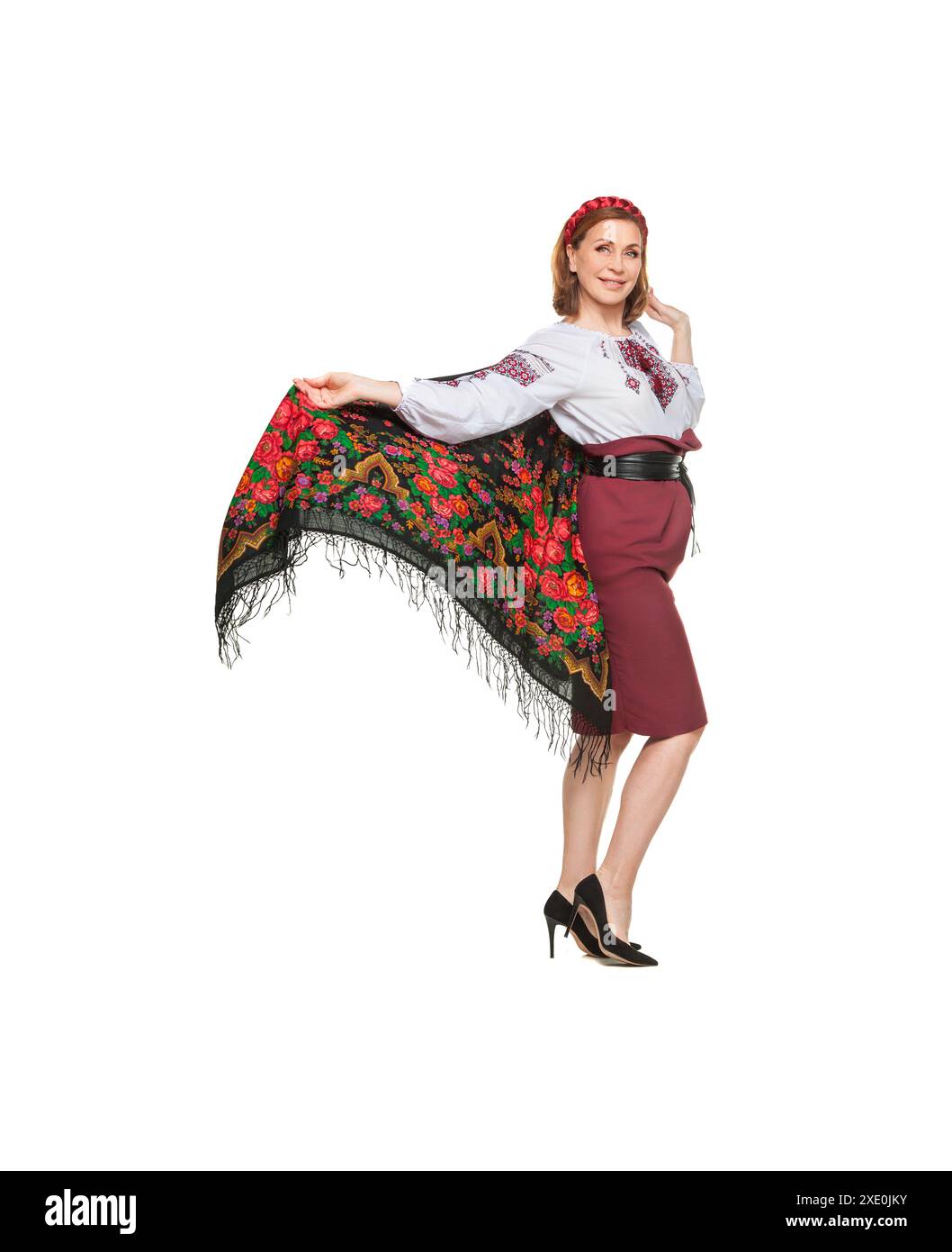 Schöne Erwachsene ukrainische Frauen in Nationalkleidung. Attraktive ukrainische Frau in traditioneller ukrainischer Stickerei, iso Stockfoto