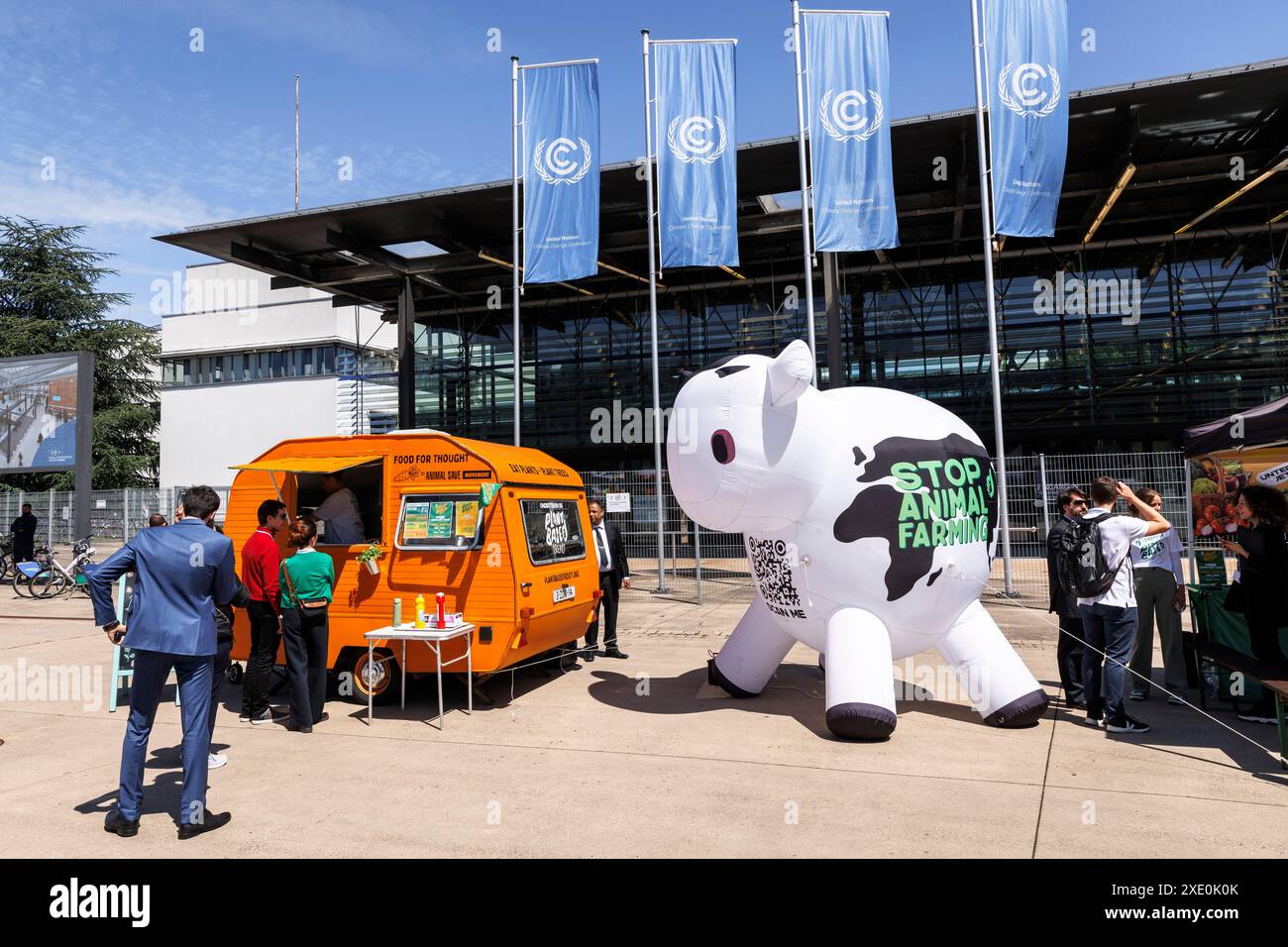 Während der Klimakonferenz der Vereinten Nationen fördert die Organisation Plantbasedtreaty.org eine pflanzliche Ernährung, United Nations Square, Bonn, No Stockfoto