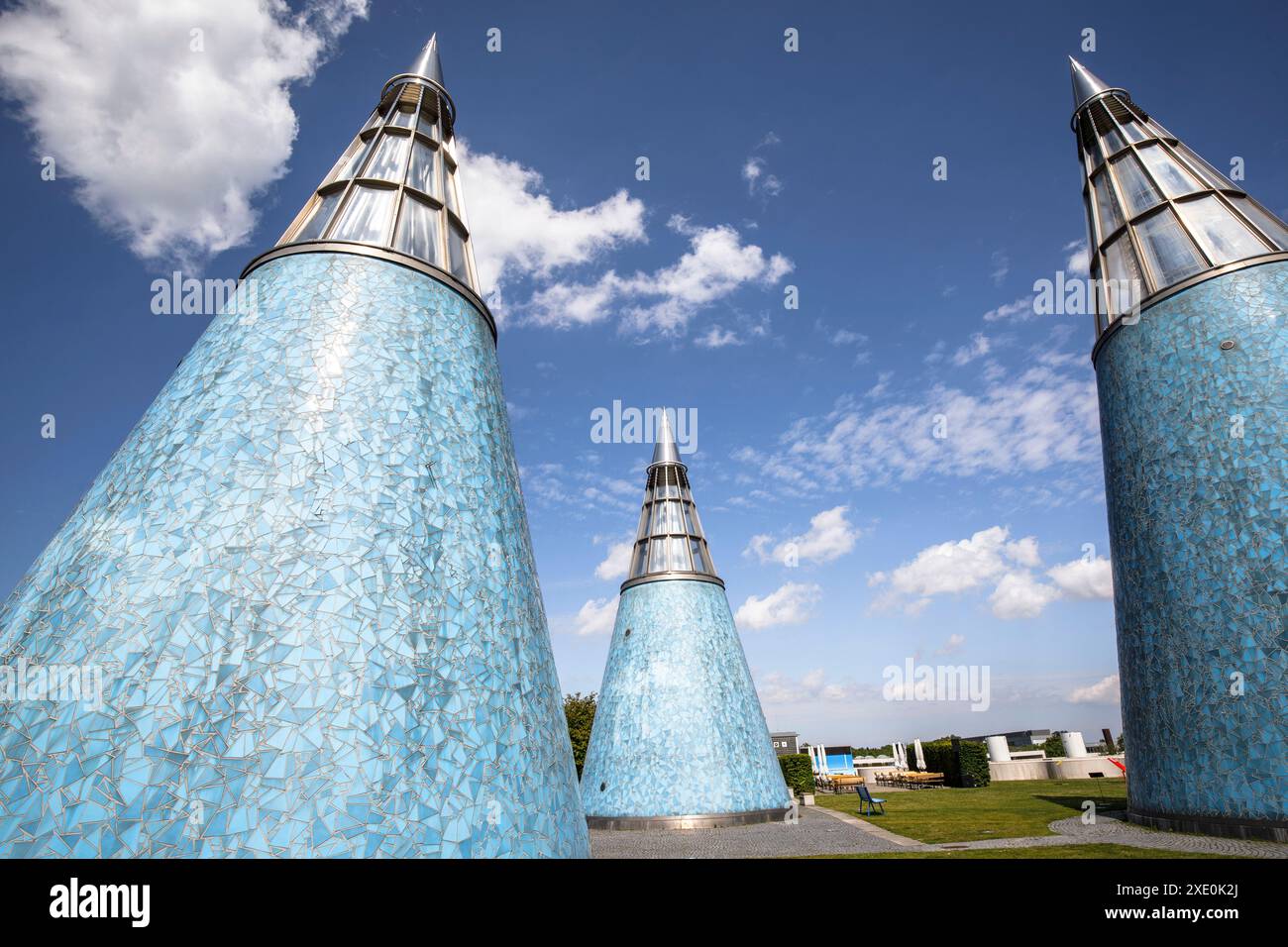 Majolika-Lichtkegel auf dem Dach der Kunst- und Ausstellungshalle der Bundesrepublik Deutschland, Bonn, Nordrhein-Westfalen. Majolika-Li Stockfoto