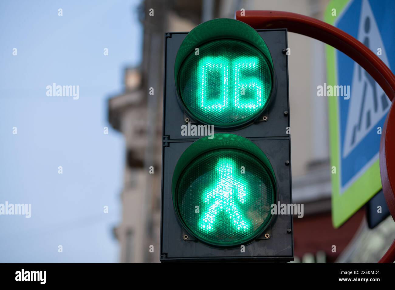 Grüne Ampel an einer Fußgängerverkehrsampel. Sicheres Überqueren der Straße Stockfoto