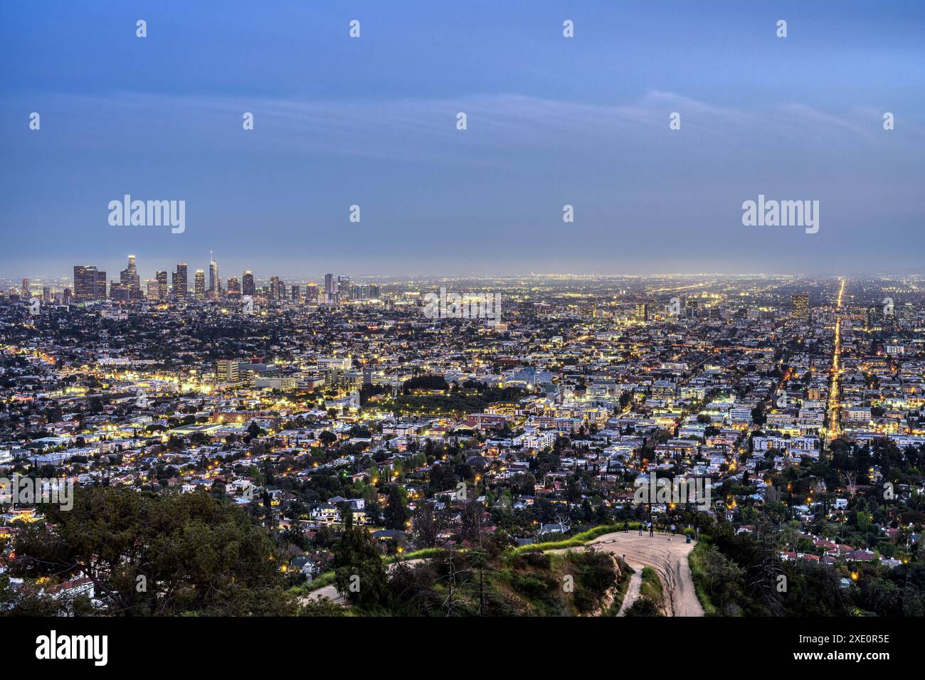 Los Angeles mit der Skyline in der Dämmerung Stockfoto