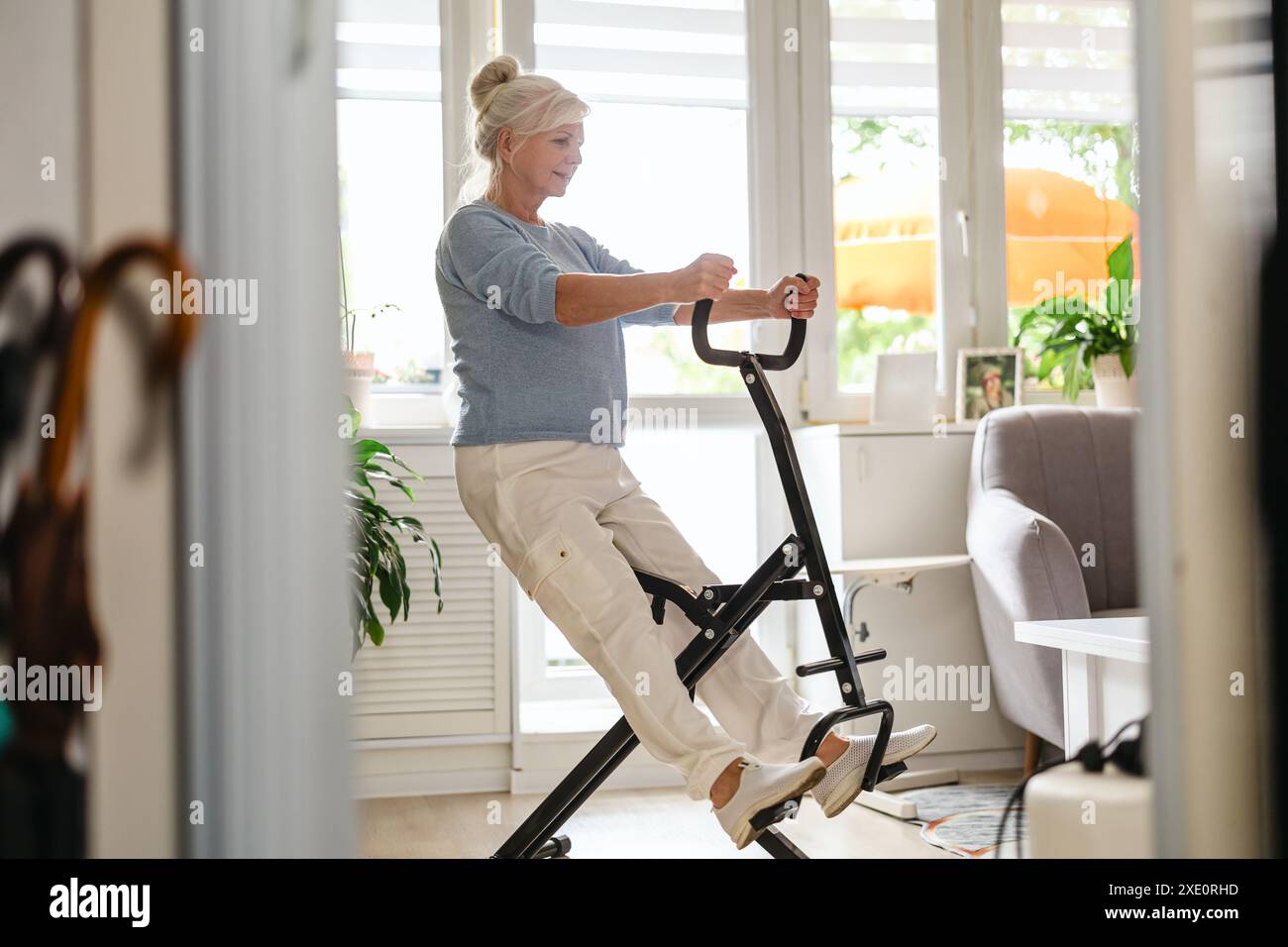 Aktive Seniorenausbildung zu Hause Stockfoto