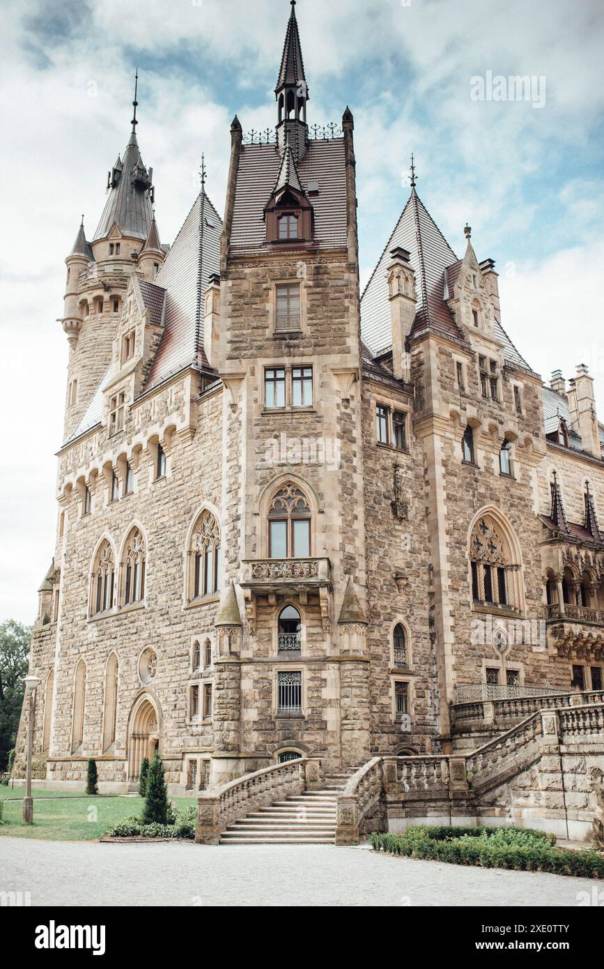 Alte polnische Burg im Dorf moszna Stockfoto