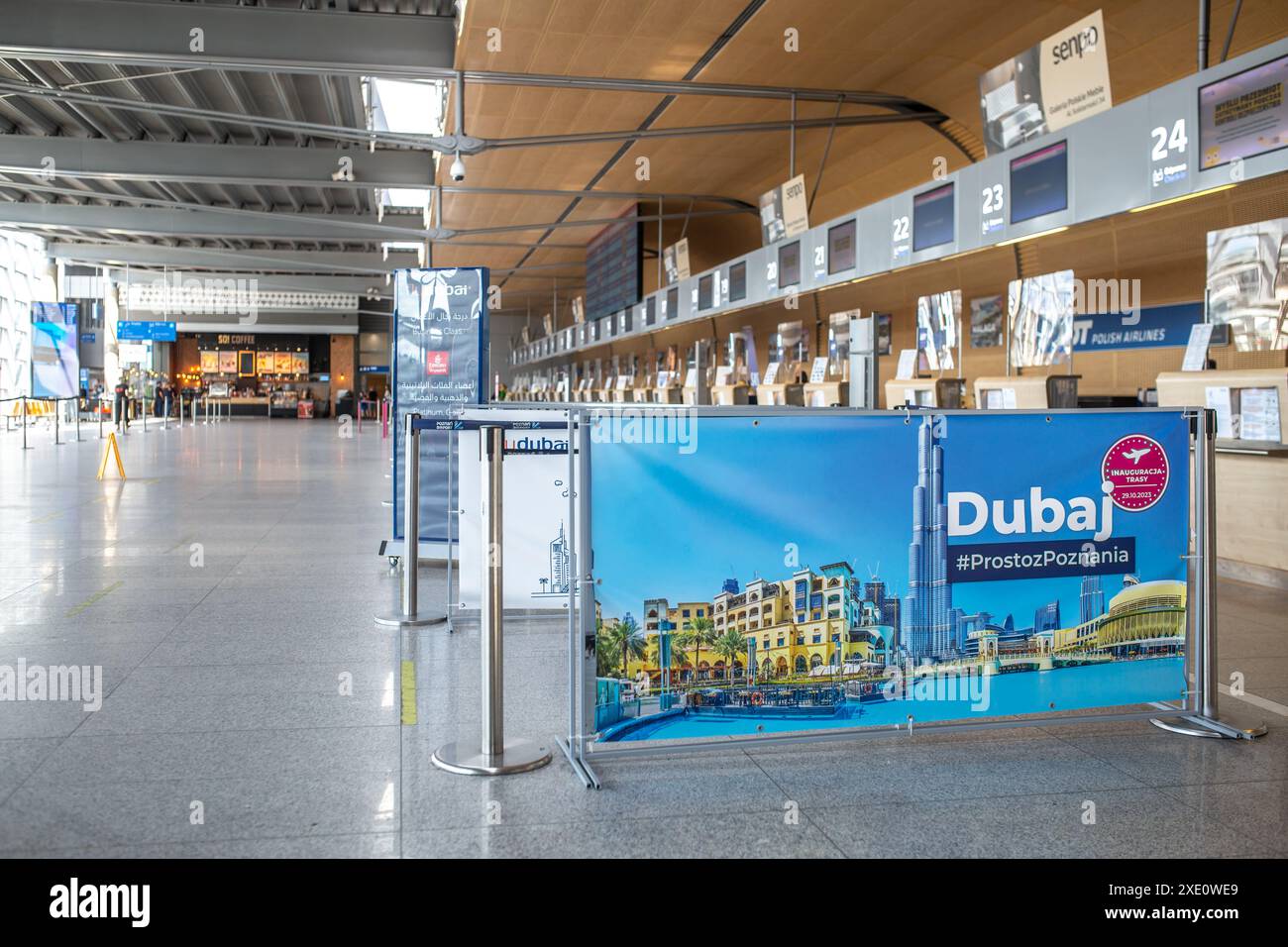 Posen, Polen - 18. Juni 2024: Leere Check-in-Schalter am Flughafen Posen, Polen Stockfoto