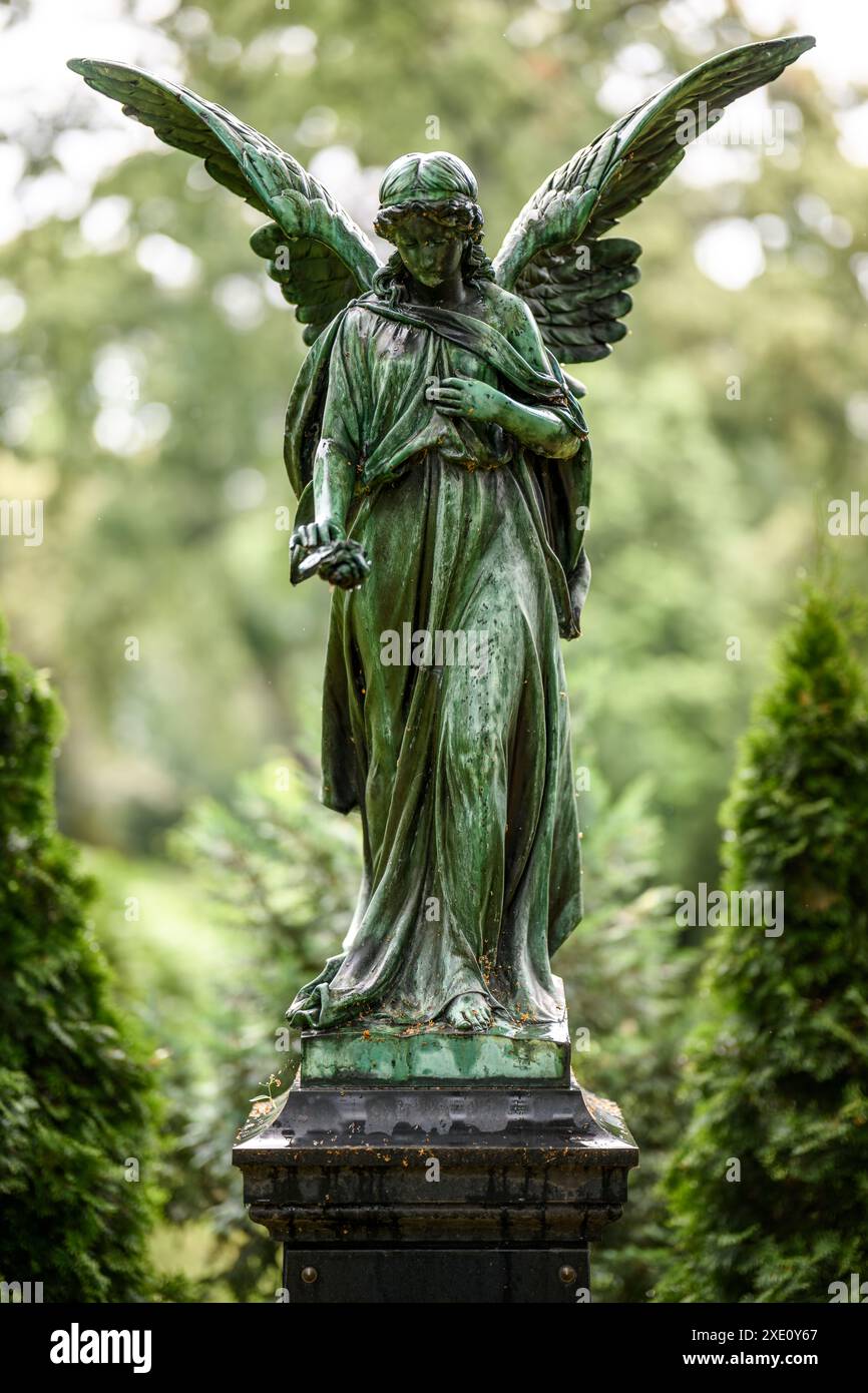 berlin, deutschland - 22. juni 2024 - Engel im Regen an der Str. elisabethfriedhof von berlin Stockfoto