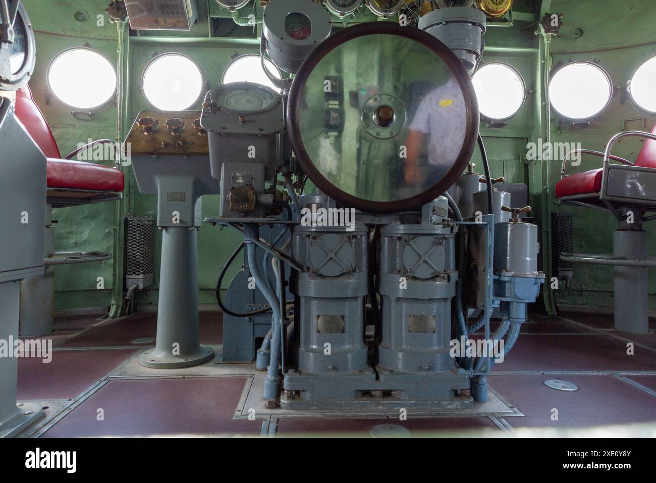 Wilmington, NC/USA - 22. Juni 2024: Blick auf das Ruder auf der Brücke des Schlachtschiffs USS North Carolina. Stockfoto