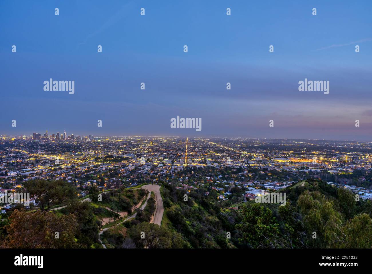 Endloses Los Angeles mit der Skyline der Innenstadt in der Abenddämmerung Stockfoto