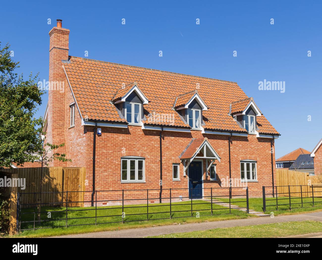 Neu gebautes modernes Einfamilienhaus mit Dachbalken. Suffolk. UK Stockfoto