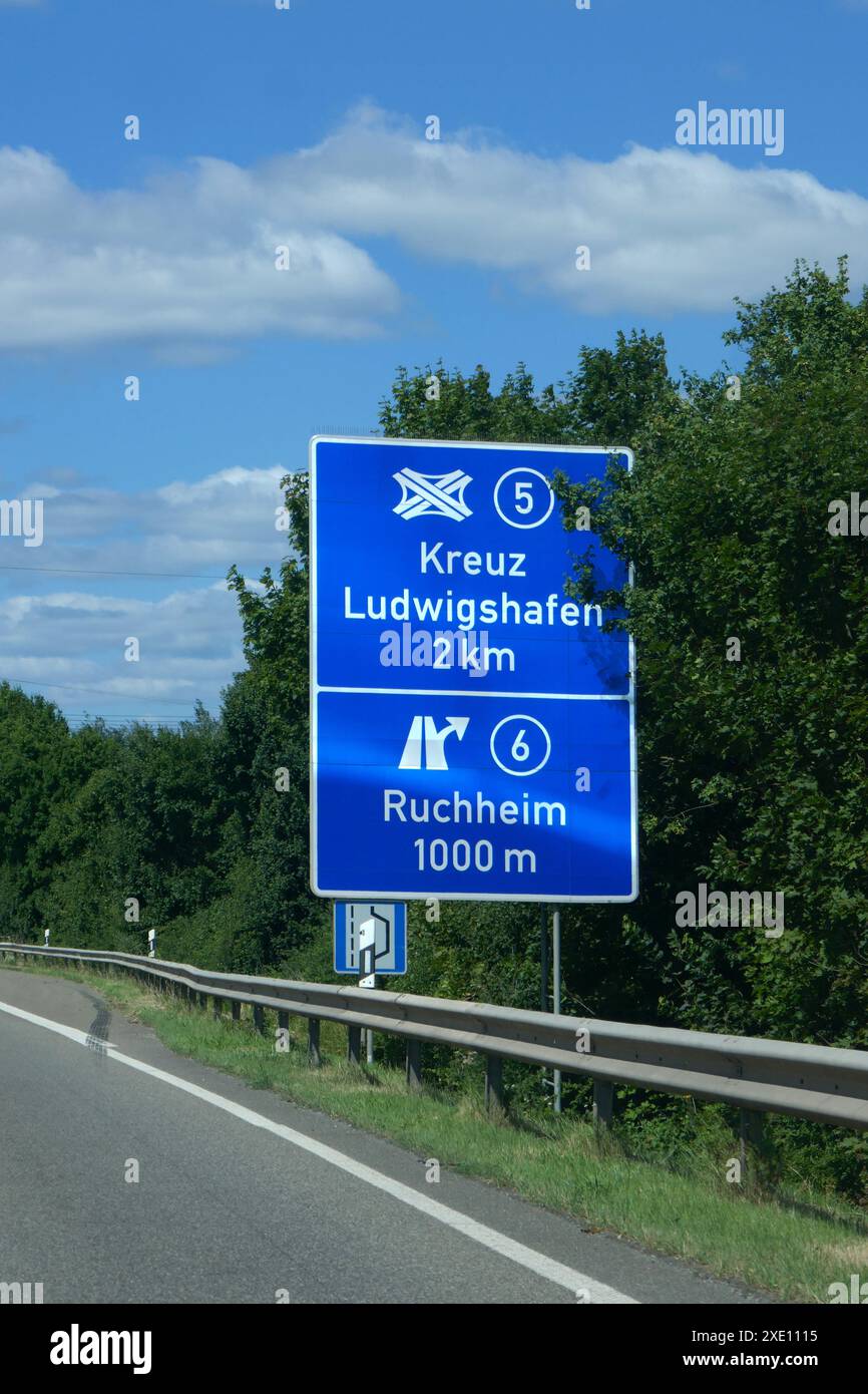 Autobahnausfahrt Ruchheim Stockfoto