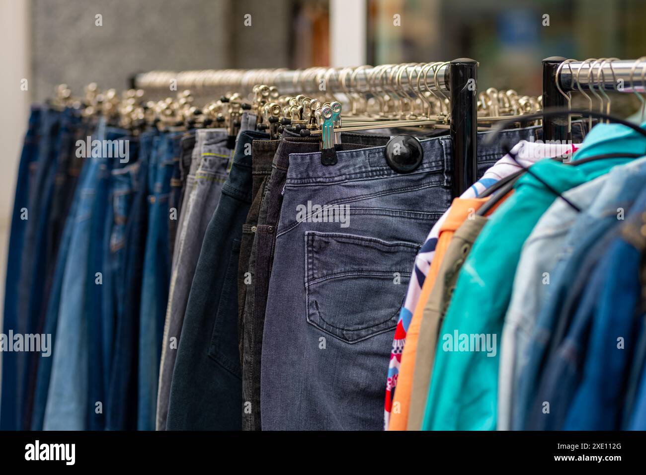 Hosen an Kleiderhaken in einem Bekleidungsgeschäft in der Stadt Stockfoto
