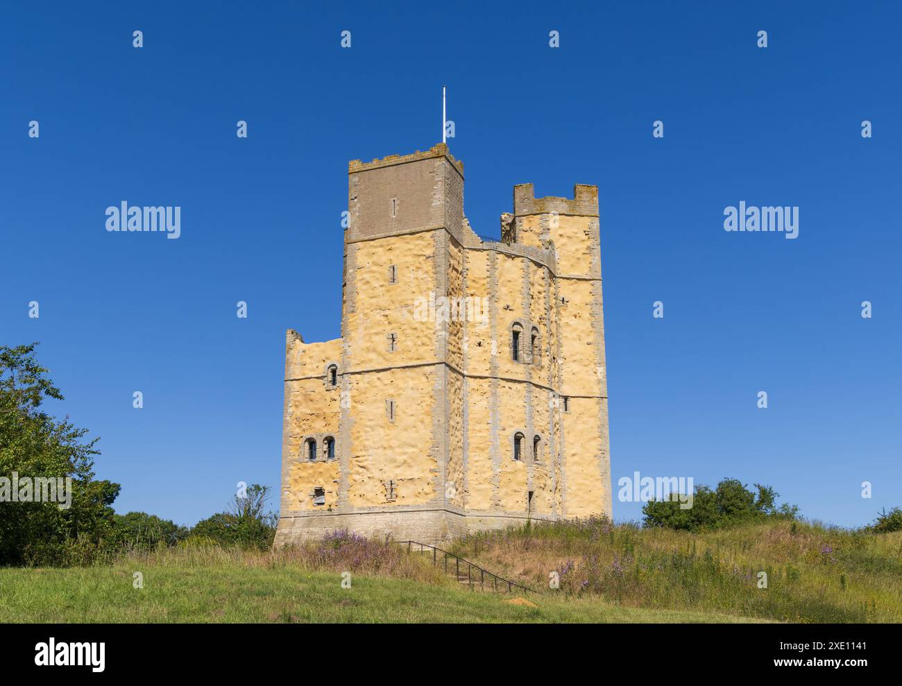 Äußere von Orford Castle an einem sonnigen Tag. Orford, Suffolk. UK Stockfoto