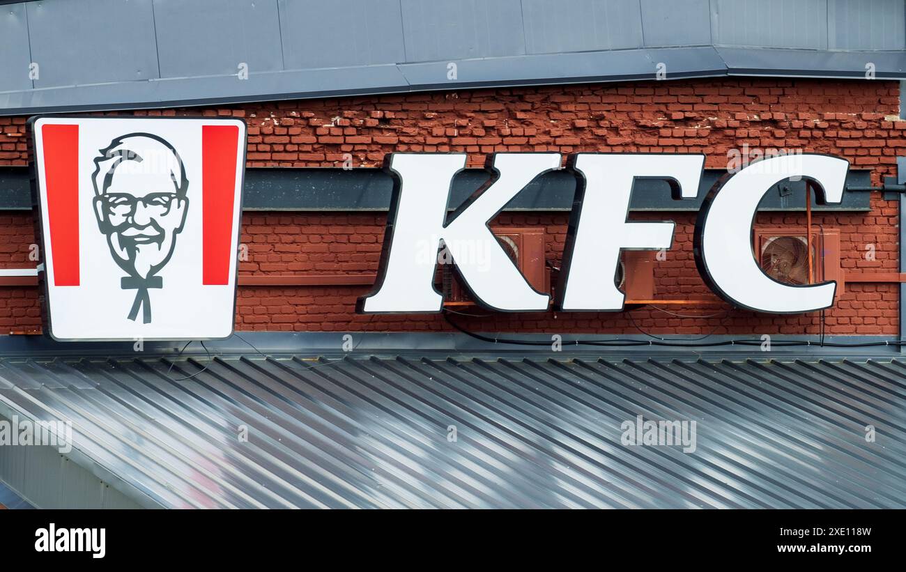 Beschilderung an einer Backsteinmauer, KFC-Fast-Food-Restaurant Stockfoto