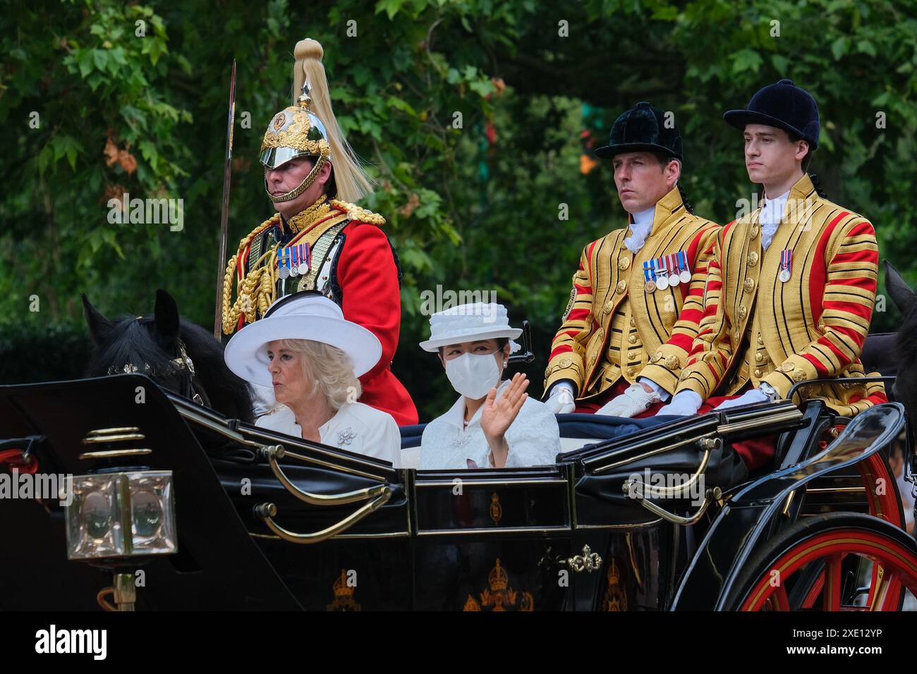 London, Großbritannien, 25. Juni 2024. Kaiserin Masako und Königin Camilla fahren in einer Kutschenprozession auf der Mall zum Buckingham Palace nach einer Begrüßungszeremonie in der Horse Guards Parade, beim ersten dreitägigen Staatsbesuch des Kaisers und Kaisers von Japan. Quelle: Eleventh Photography/Alamy Live News Stockfoto