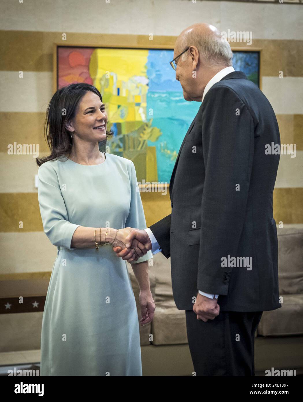 Annalena Baerbock Buendnis 90/die Gruenen, Bundesaussenministerin, aufgenommen im Rahmen Ihrer Reise in den Libanon. Hier ein Treffen mit dem Geschaeftsfuehrenden Premierminister der Libanesischen Republik, Najib Mikati, in Beirut. Fotografiert im Auftrag des Auswaertigen Amtes Beirut Libanon *** Annalena Baerbock Buendnis 90 die Gruenen fotografierte während ihrer Libanonreise hier ein Treffen mit dem Ministerpräsidenten der Libanesischen Republik Najib Mikati. in Beirut fotografiert im Auftrag des Auswärtigen Amtes Beirut Libanon Copyright: xThomasxKoehlerxAxphoto Stockfoto