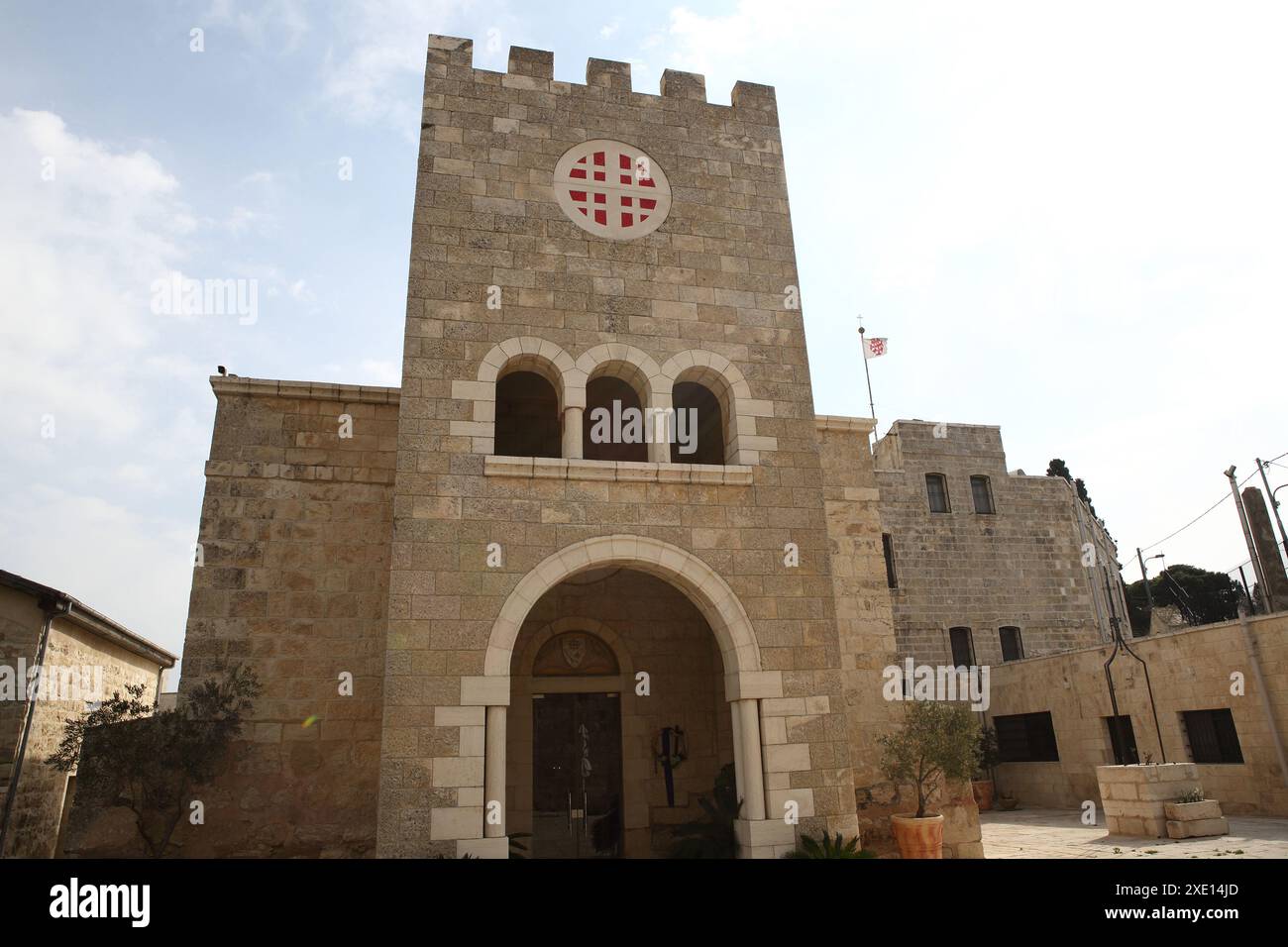 Katholische Kirche Bethphage am Mt. Von Oliven mit einem Jerusalem-Kreuz auf dem Turm, entworfen von Antonio Barluzzi, hier hat Christus einen Hengst auf den Weg zum Tempel gebracht Stockfoto