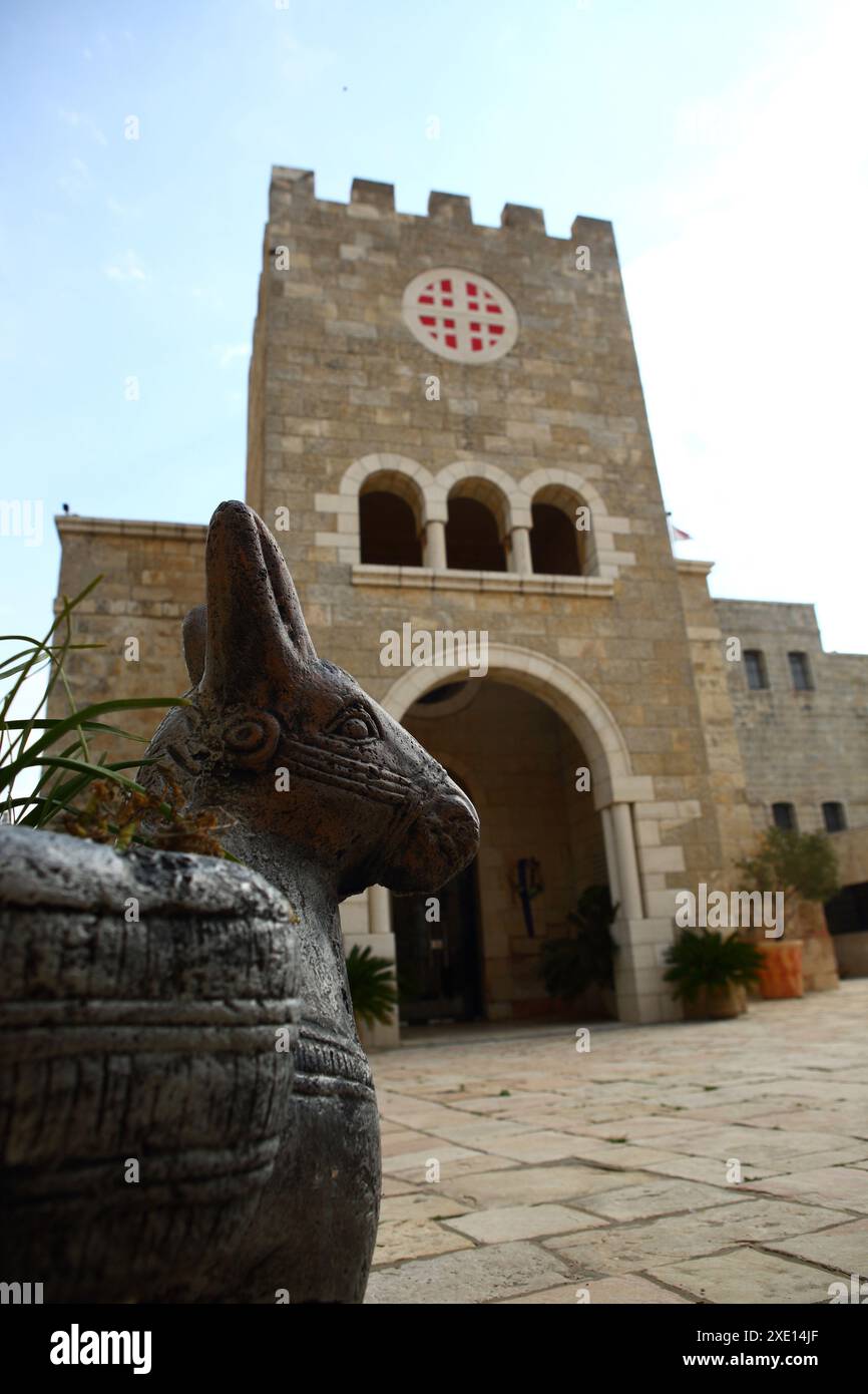 Colt wie Blumentopf bei der katholischen Kirche von Bethphage auf Mt. Von Oliven, Jerusalem Kreuz auf dem Turm, Christus begann mit dem Hengst zum Tempel hier zu reiten. Stockfoto