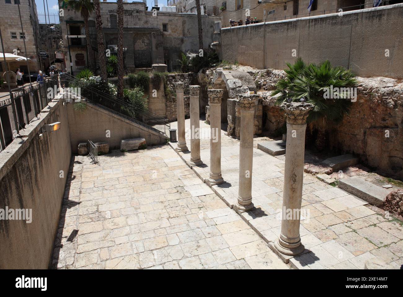 Ruinen des byzantinischen Cardo aus dem 6. Jahrhundert, erbaut von Kaiser Justinian, Haupt-Nord-Süd-Handelsstraße im römischen Jerusalem, gefunden im jüdischen Viertel Stockfoto