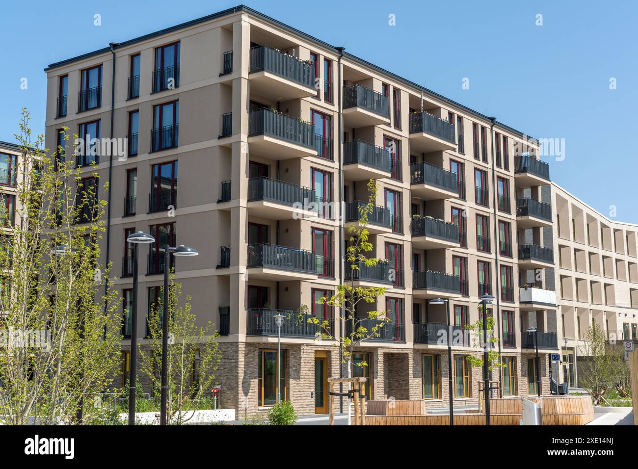 Moderne braune Apartmentgebäude in einem Wohnungsbaugebiet in Berlin Stockfoto