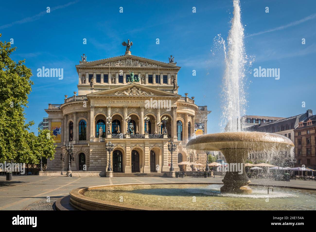 Geographie / Reise, Deutschland, Hessen, Lucae-Brunnen mit Alter Oper, Frankfurt, ADDITIONAL-RIGHTS-CLEARANCE-INFO-NOT-AVAILABLE Stockfoto