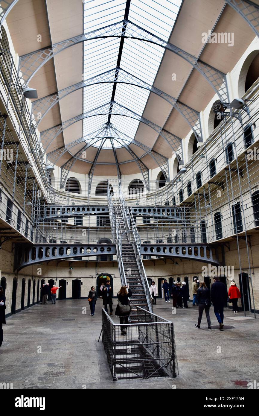 Das zentrale Atrium im Kilmainham Gaol Museum. Wie wir es 1969 in dem Film The Italian Job verwendet haben. Stockfoto