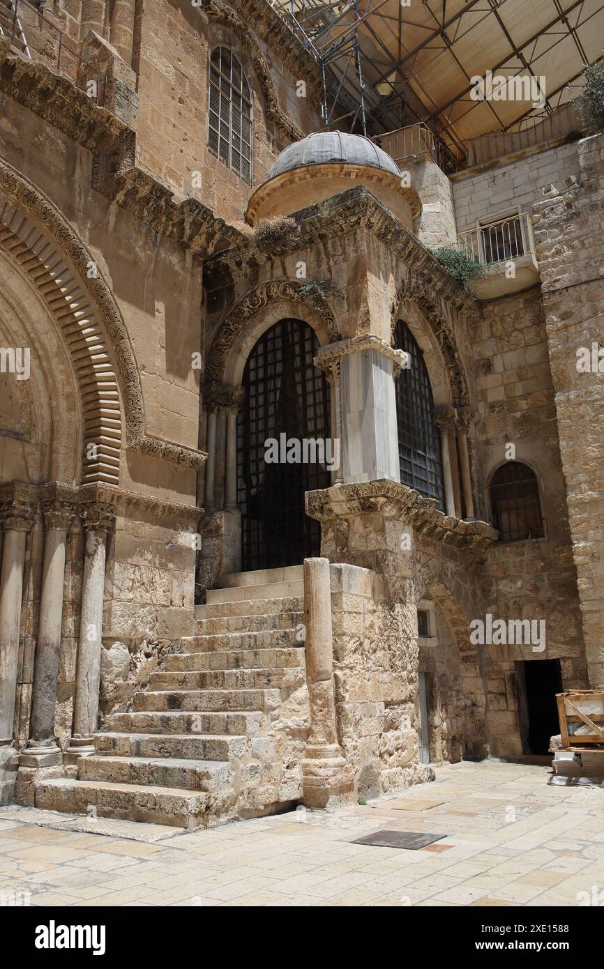 10. Station der Via Dolorosa auf Golgatha am Eingang zum Heiligen Grab, hier wurde Jesus Christus vor der Kreuzigung die Kleider ausgezogen Stockfoto