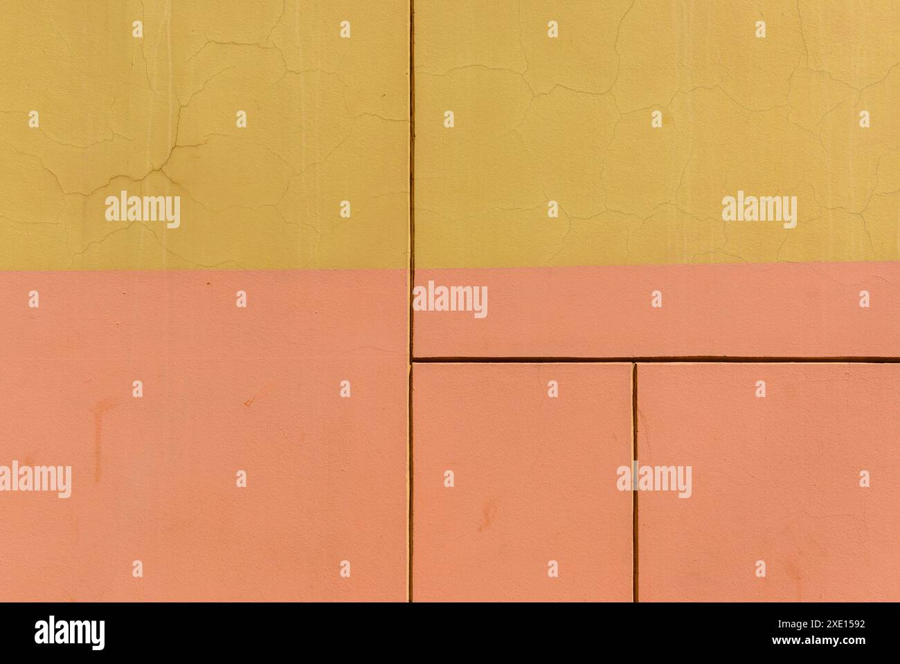 Gemalte Wandstrukturen. Nahaufnahme der Hauswand, die Rechtecke bildet, die wie ein abstraktes Gemälde aussehen. 2 Stockfoto