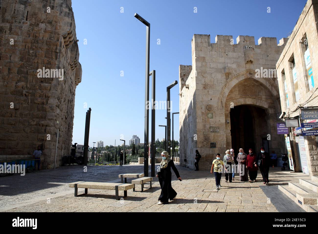 Jaffa-Tor, Jerusalems Altstadt mit nur wenigen palästinensischen arabischen Frauen und Kindern, die Gesichtsmasken tragen, kommen während der covid-19-Pandemie in die leere Altstadt Stockfoto