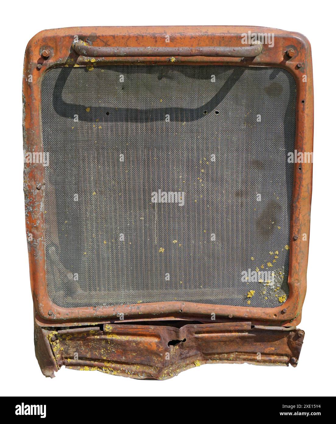 Rostiger Frontgrill eines Retro-Traktors der beginnenden Produktion Mitte des 20. Jahrhunderts isoliert Stockfoto
