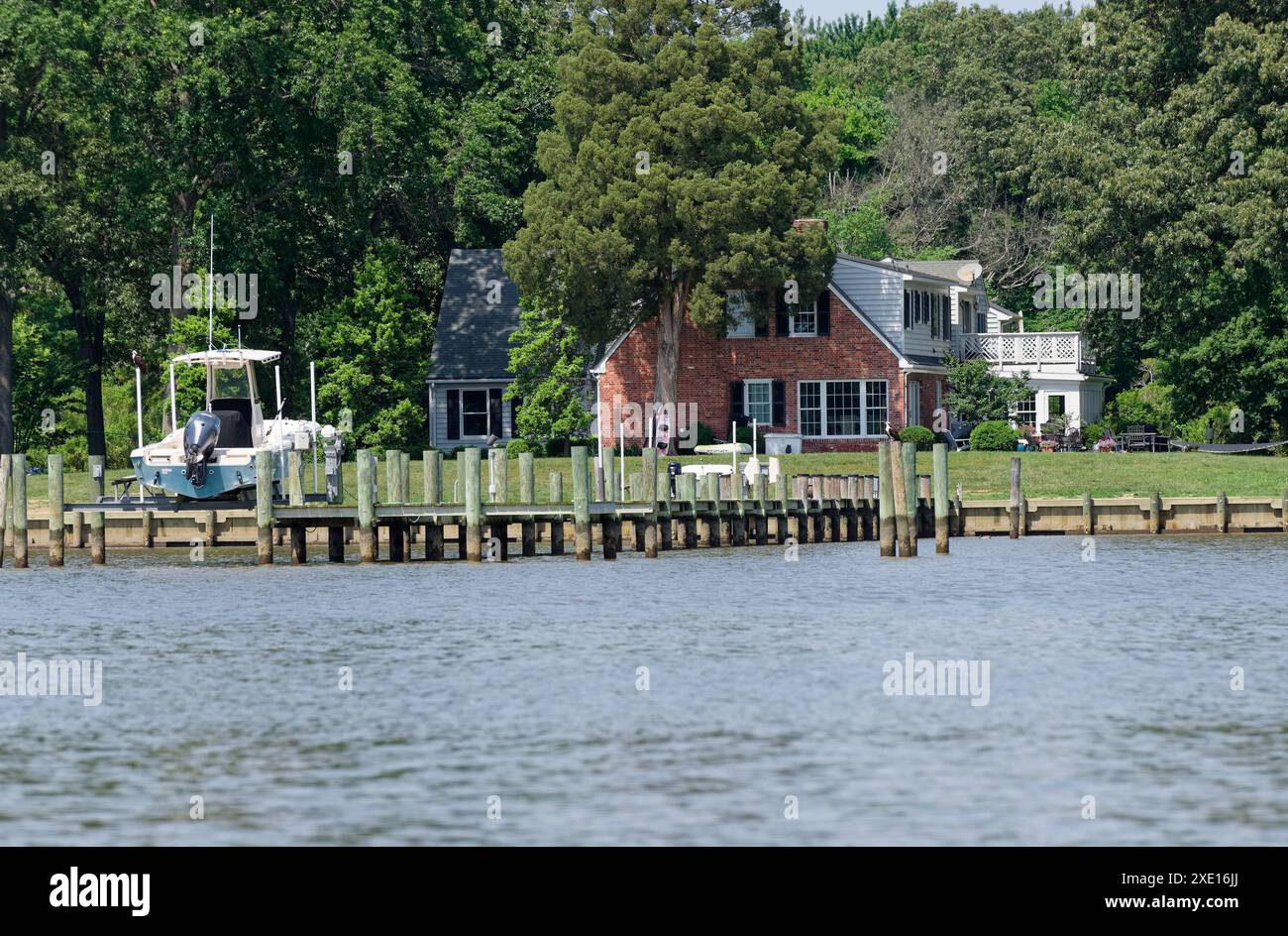 Haus am Fluss USA mit Bootssteg und Boot. Stockfoto