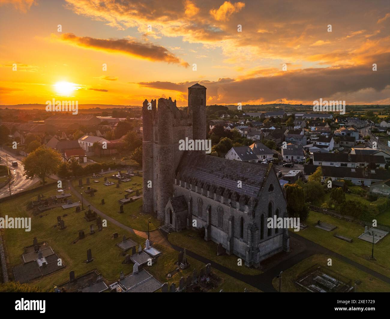 Sonnenuntergang am Lusk Round Tower Stockfoto