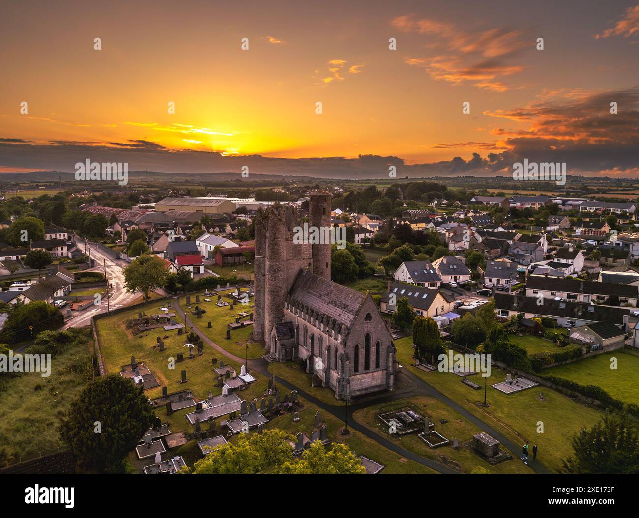 Sonnenuntergang am Lusk Round Tower Stockfoto