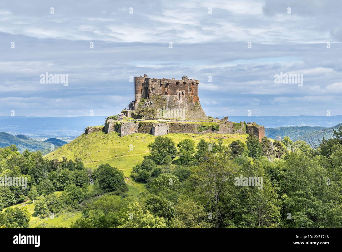 Das mittelalterliche Schloss Murol in der Auvergne ona sonnigen Sommertag Stockfoto